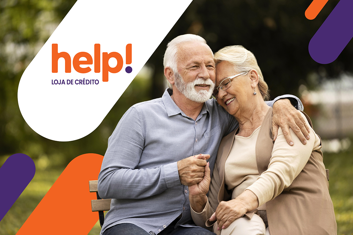 Pessoa feliz recebendo crédito na conta